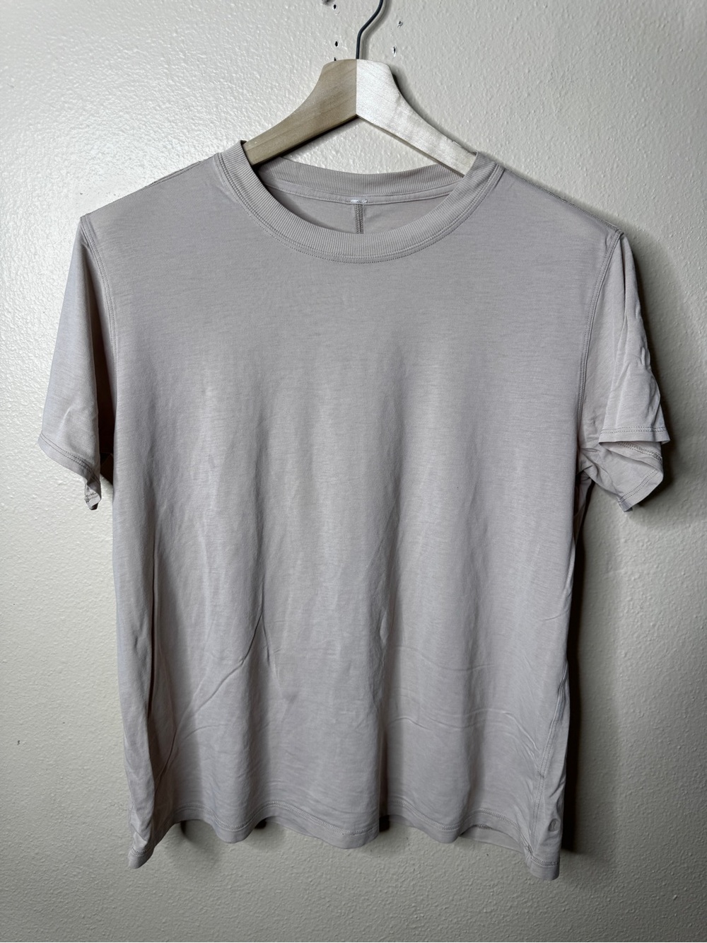 Lululemon Women’s 10 Short Sleeve Crew Neck T-Shirt Gray Beige Back Seam